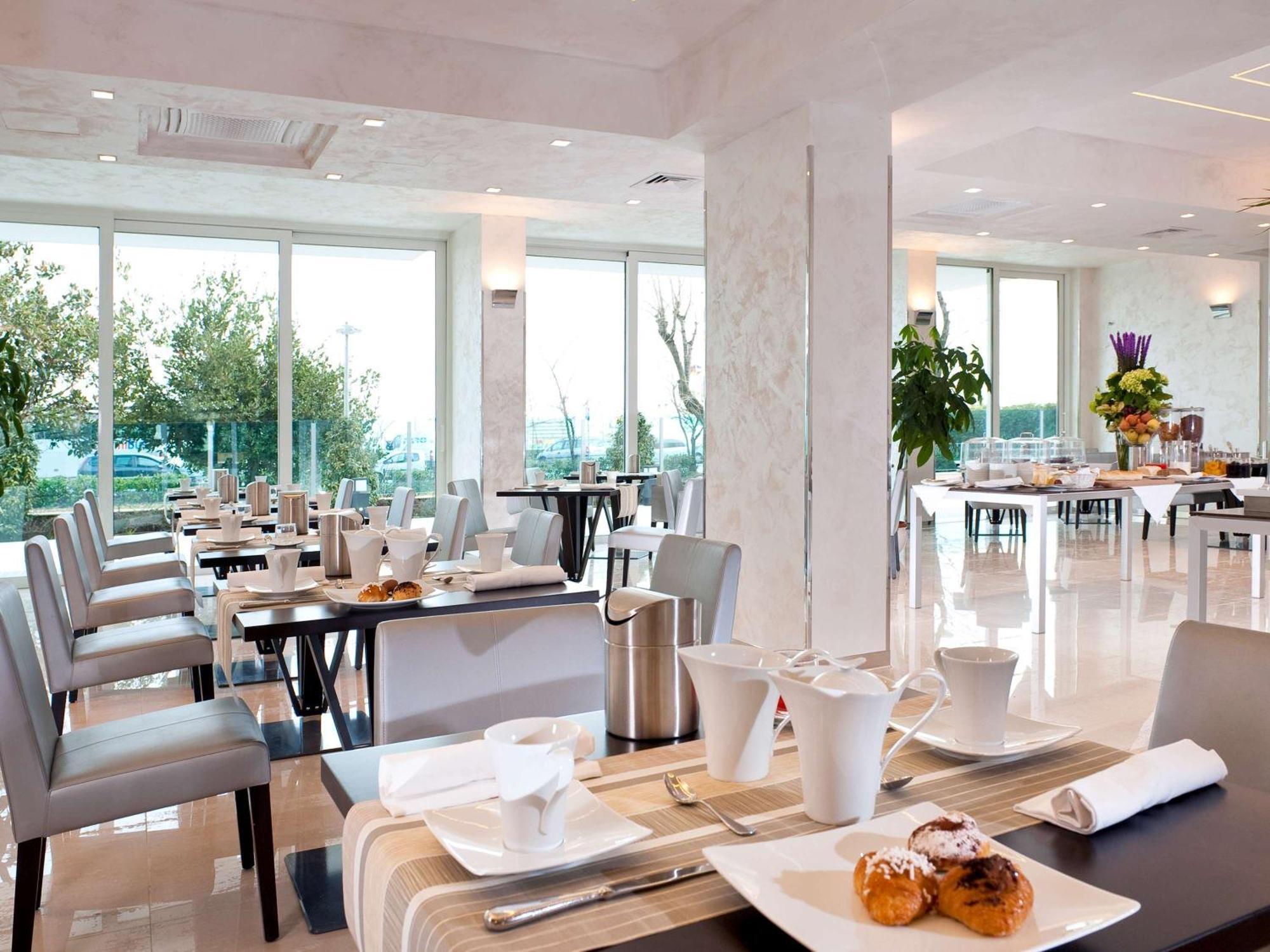 Mercure Hotel Rimini Artis Bagian luar foto