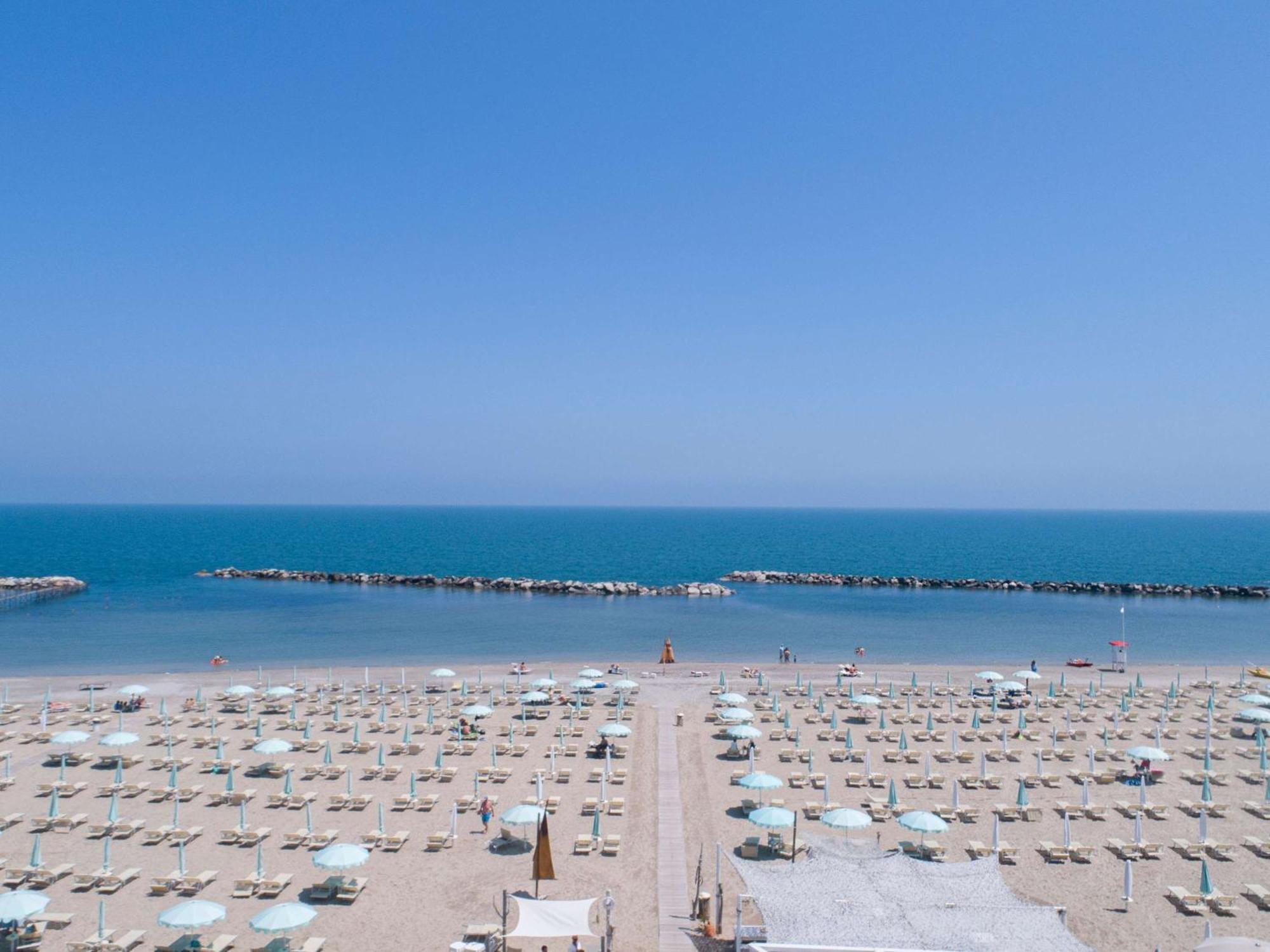 Mercure Hotel Rimini Artis Bagian luar foto