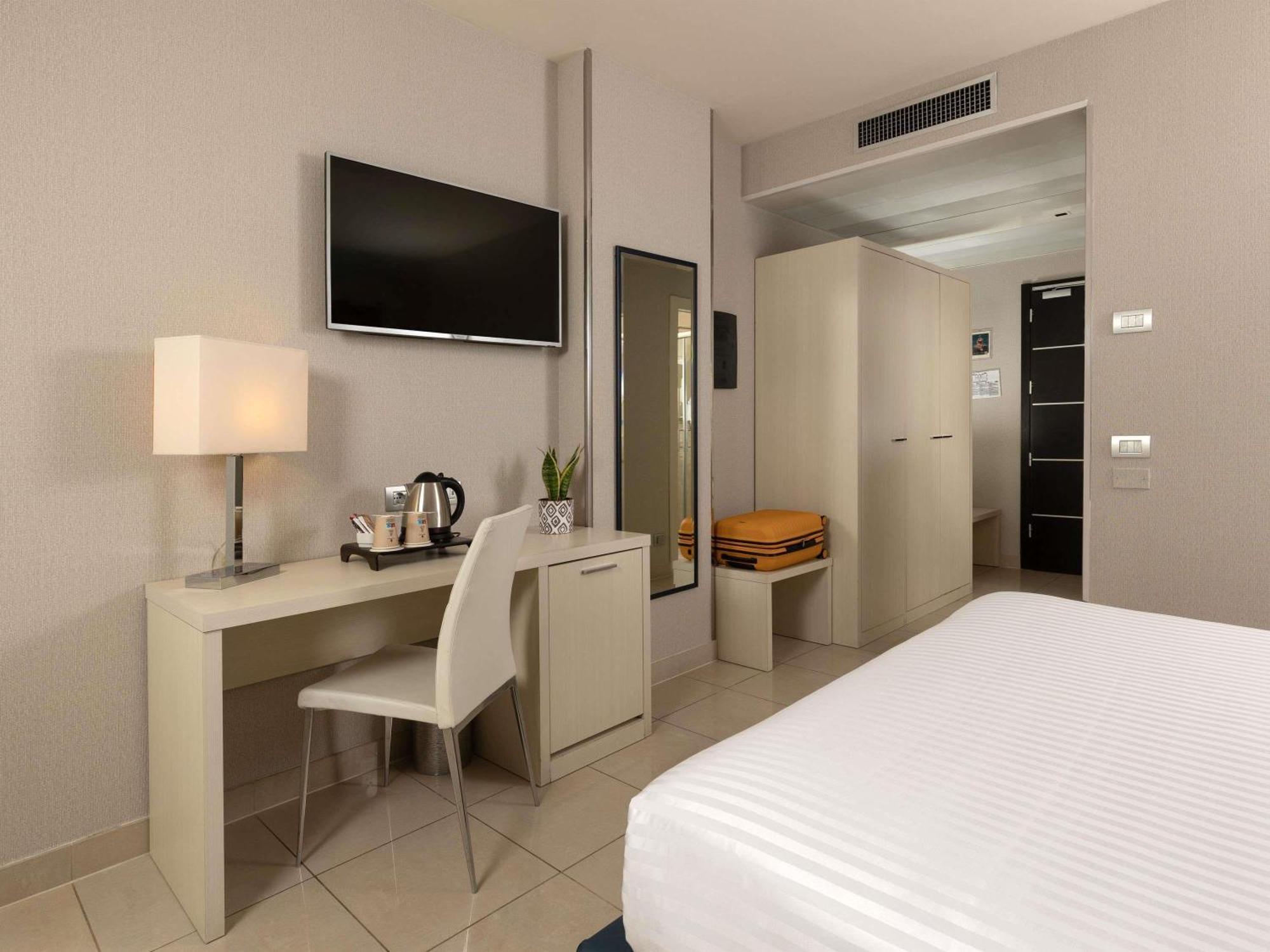 Mercure Hotel Rimini Artis Bagian luar foto